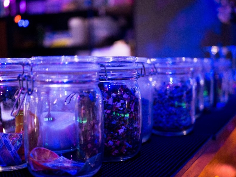 【台北信義ATT】Thaï.J Night夜場現場音樂酒吧，森林系花園環境網美超好拍，泰式料理餐酒