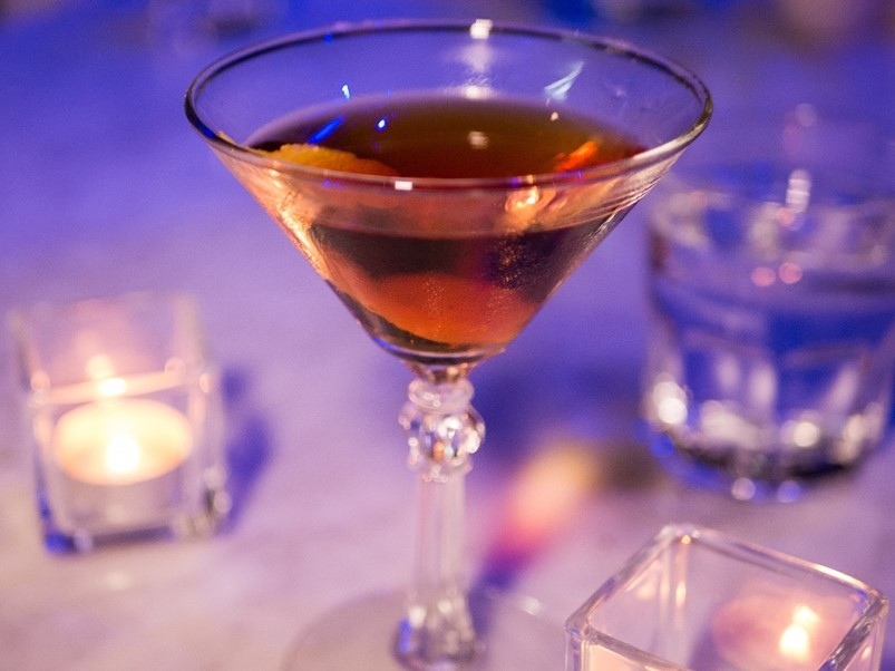 【台北信義ATT】Thaï.J Night夜場現場音樂酒吧，森林系花園環境網美超好拍，泰式料理餐酒