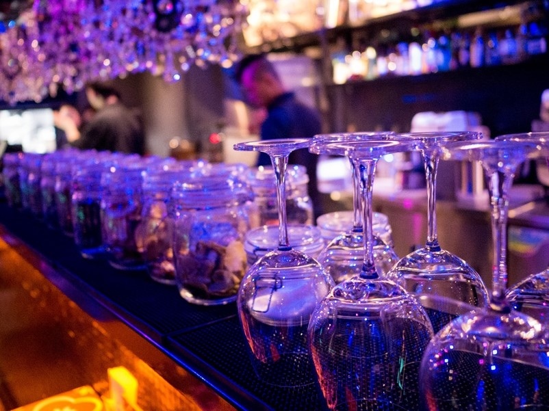 【台北信義ATT】Thaï.J Night夜場現場音樂酒吧，森林系花園環境網美超好拍，泰式料理餐酒