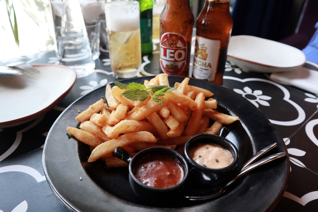 【台北。Thaï.J 夢幻花園餐酒館】浮誇系餐廳。夢幻熱帶叢林風，來這輕鬆當網美！泰國啤酒隨意暢飲，獨攬101信義區美景！