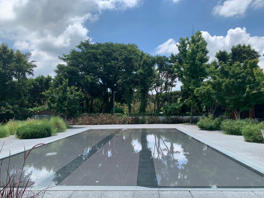 陽明山寵物友善餐廳｜Brick Yard 33 1/3 美軍俱樂部餐廳 台北小美國 戶外水池超chill ！