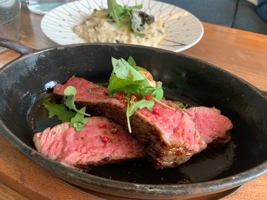 陽明山寵物友善餐廳｜Brick Yard 33 1/3 美軍俱樂部餐廳 台北小美國 戶外水池超chill ！