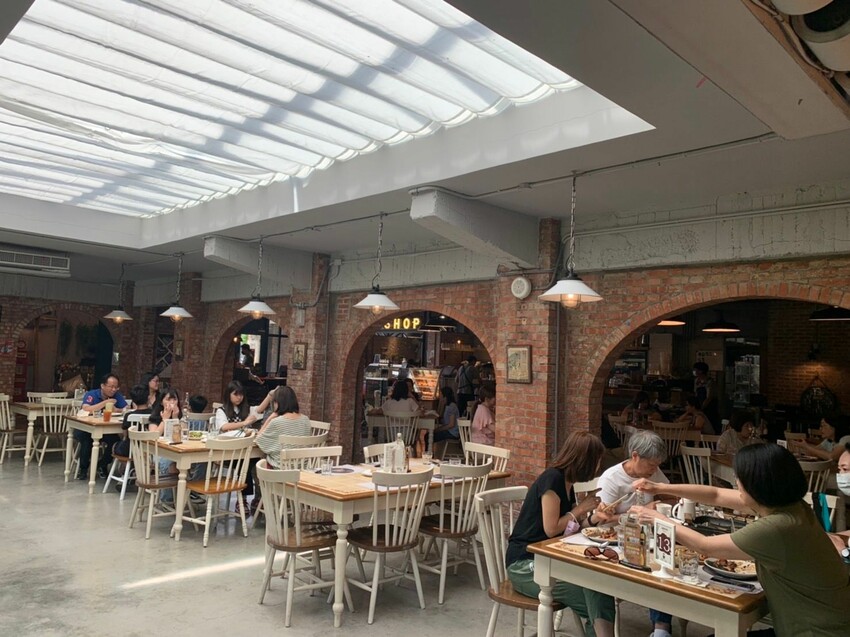 陽明山寵物友善餐廳｜Brick Yard 33 1/3 美軍俱樂部餐廳 台北小美國 戶外水池超chill ！
