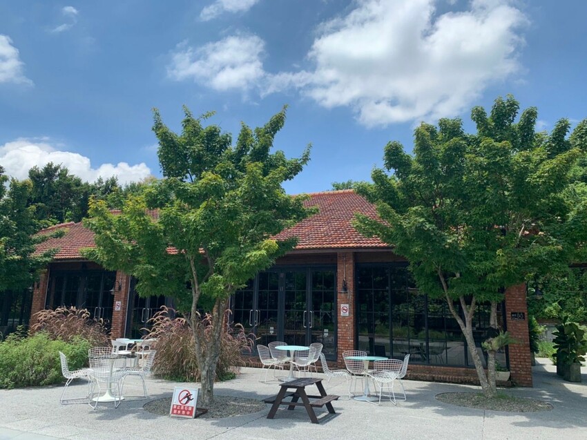 陽明山寵物友善餐廳｜Brick Yard 33 1/3 美軍俱樂部餐廳 台北小美國 戶外水池超chill ！