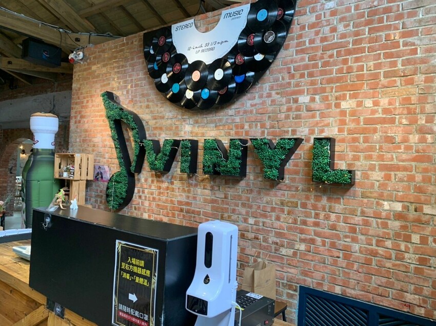 陽明山寵物友善餐廳｜Brick Yard 33 1/3 美軍俱樂部餐廳 台北小美國 戶外水池超chill ！