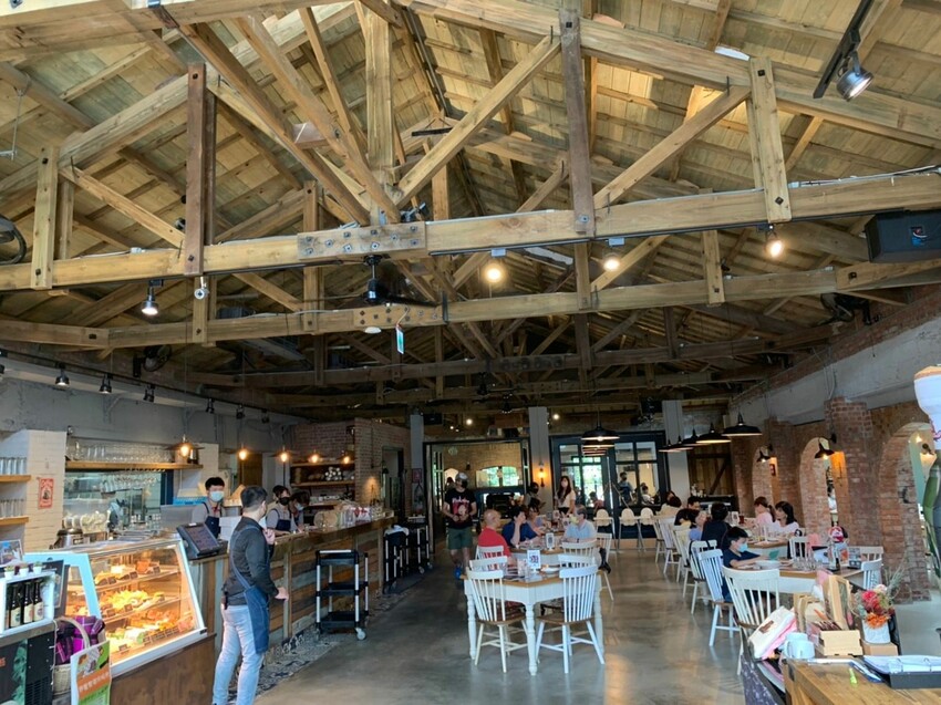 陽明山寵物友善餐廳｜Brick Yard 33 1/3 美軍俱樂部餐廳 台北小美國 戶外水池超chill ！