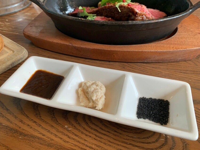 陽明山寵物友善餐廳｜Brick Yard 33 1/3 美軍俱樂部餐廳 台北小美國 戶外水池超chill ！