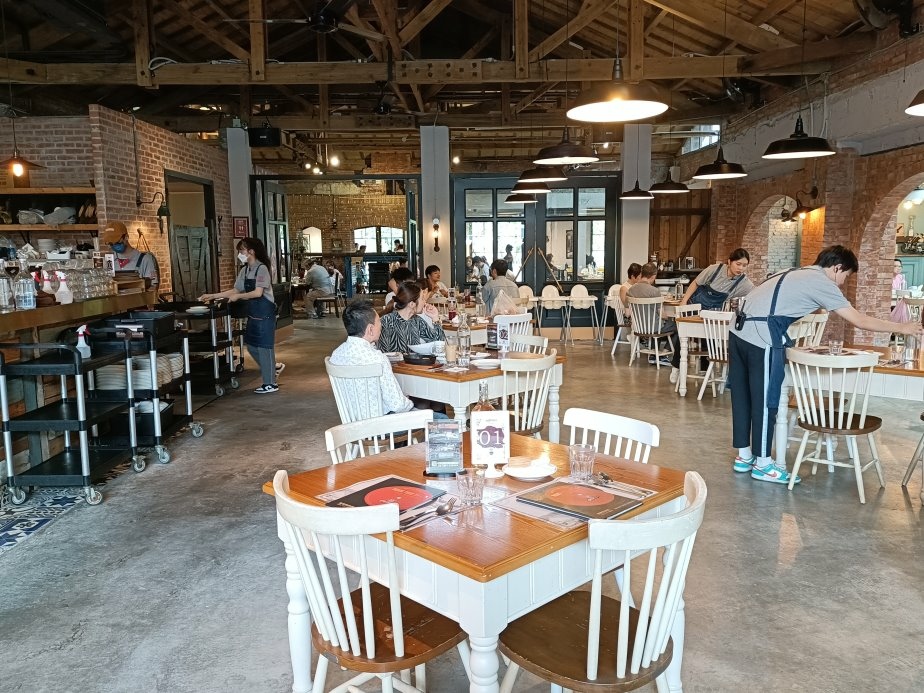 陽明山美食首選！ BRICK YARD 33 1/3，佔地寬敞景觀餐廳，正餐下午茶一次滿足！