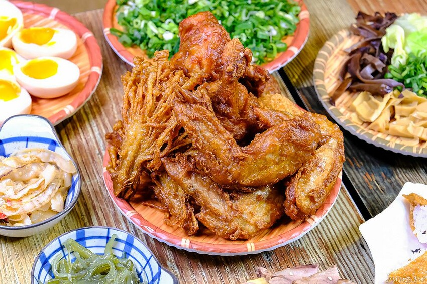 山禾堂拉麵吃到飽，滿滿叉燒糖心蛋拉麵，叉燒、炸雞、小菜配料任你點，不用起身吃飽吃滿有夠嗨！