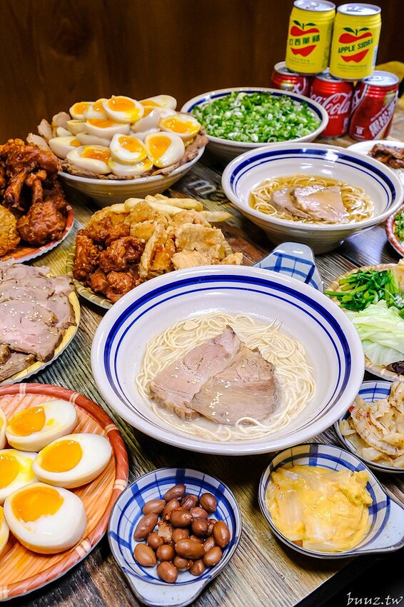 山禾堂拉麵吃到飽，滿滿叉燒糖心蛋拉麵，叉燒、炸雞、小菜配料任你點，不用起身吃飽吃滿有夠嗨！