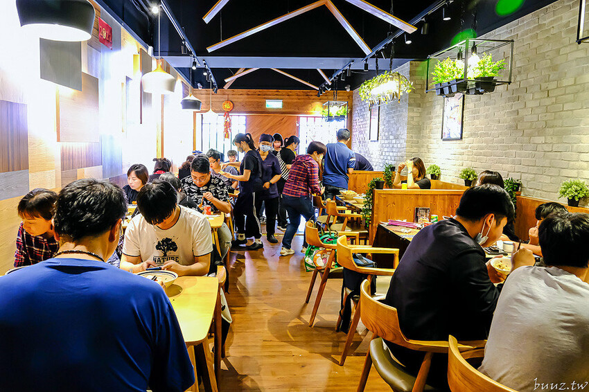 山禾堂拉麵吃到飽，滿滿叉燒糖心蛋拉麵，叉燒、炸雞、小菜配料任你點，不用起身吃飽吃滿有夠嗨！