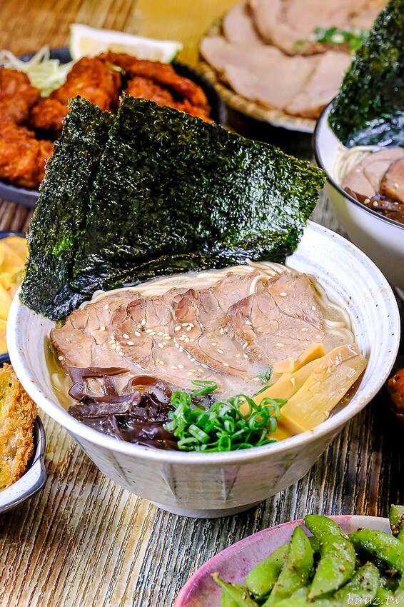 黑嚕嚕海陸拉麵，山禾堂人氣拉麵推新口味，日式叉燒肉吃到飽，淡麗鹽味叉燒雞肉雙主菜！