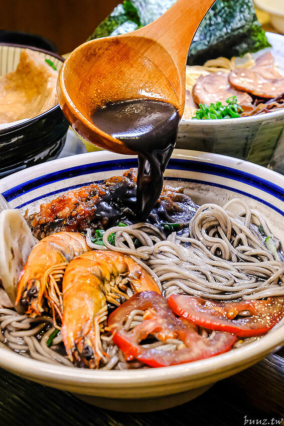 黑嚕嚕海陸拉麵，山禾堂人氣拉麵推新口味，日式叉燒肉吃到飽，淡麗鹽味叉燒雞肉雙主菜！