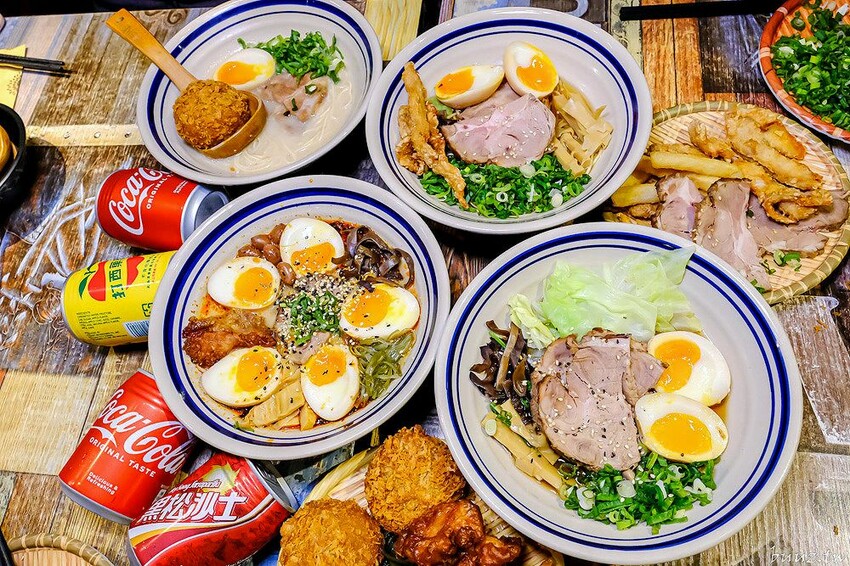 山禾堂拉麵吃到飽，滿滿叉燒糖心蛋拉麵，叉燒、炸雞、小菜配料任你點，不用起身吃飽吃滿有夠嗨！