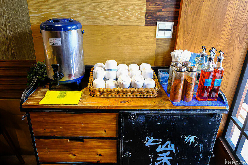 黑嚕嚕海陸拉麵，山禾堂人氣拉麵推新口味，日式叉燒肉吃到飽，淡麗鹽味叉燒雞肉雙主菜！