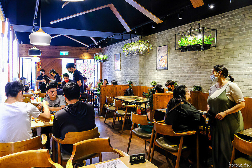 黑嚕嚕海陸拉麵，山禾堂人氣拉麵推新口味，日式叉燒肉吃到飽，淡麗鹽味叉燒雞肉雙主菜！