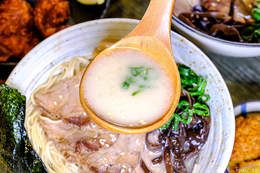 黑嚕嚕海陸拉麵，山禾堂人氣拉麵推新口味，日式叉燒肉吃到飽，淡麗鹽味叉燒雞肉雙主菜！