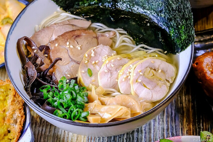 黑嚕嚕海陸拉麵，山禾堂人氣拉麵推新口味，日式叉燒肉吃到飽，淡麗鹽味叉燒雞肉雙主菜！