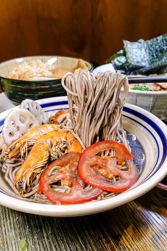 黑嚕嚕海陸拉麵，山禾堂人氣拉麵推新口味，日式叉燒肉吃到飽，淡麗鹽味叉燒雞肉雙主菜！