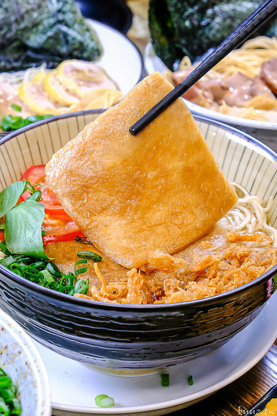 黑嚕嚕海陸拉麵，山禾堂人氣拉麵推新口味，日式叉燒肉吃到飽，淡麗鹽味叉燒雞肉雙主菜！