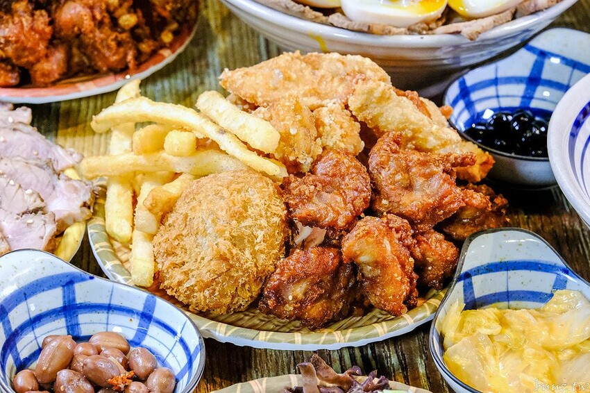 山禾堂拉麵吃到飽，滿滿叉燒糖心蛋拉麵，叉燒、炸雞、小菜配料任你點，不用起身吃飽吃滿有夠嗨！