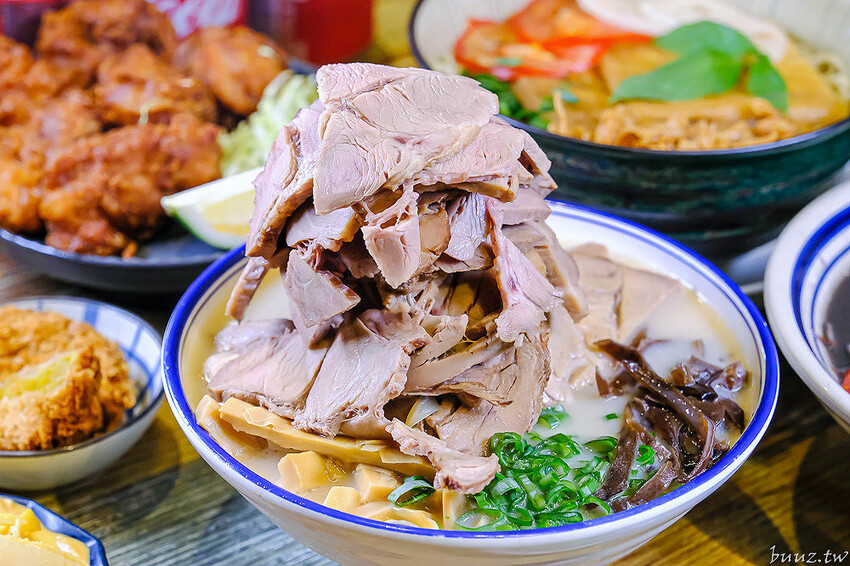 黑嚕嚕海陸拉麵，山禾堂人氣拉麵推新口味，日式叉燒肉吃到飽，淡麗鹽味叉燒雞肉雙主菜！