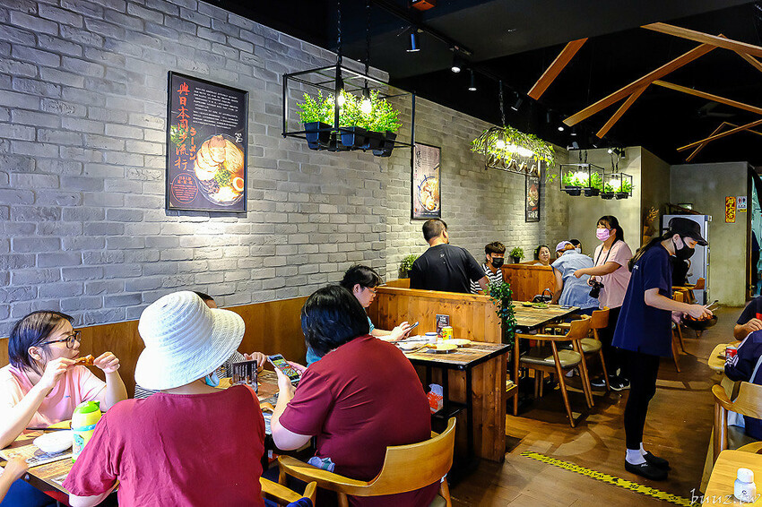 黑嚕嚕海陸拉麵，山禾堂人氣拉麵推新口味，日式叉燒肉吃到飽，淡麗鹽味叉燒雞肉雙主菜！