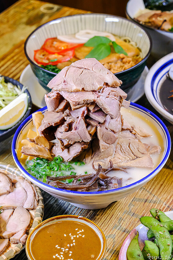 黑嚕嚕海陸拉麵，山禾堂人氣拉麵推新口味，日式叉燒肉吃到飽，淡麗鹽味叉燒雞肉雙主菜！