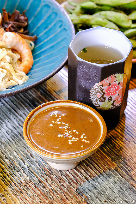 黑嚕嚕海陸拉麵，山禾堂人氣拉麵推新口味，日式叉燒肉吃到飽，淡麗鹽味叉燒雞肉雙主菜！