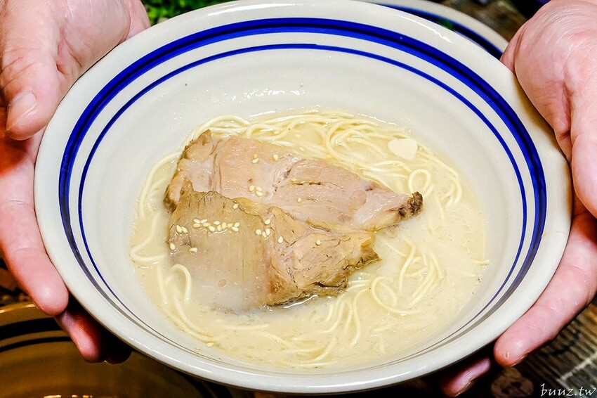 山禾堂拉麵吃到飽，滿滿叉燒糖心蛋拉麵，叉燒、炸雞、小菜配料任你點，不用起身吃飽吃滿有夠嗨！