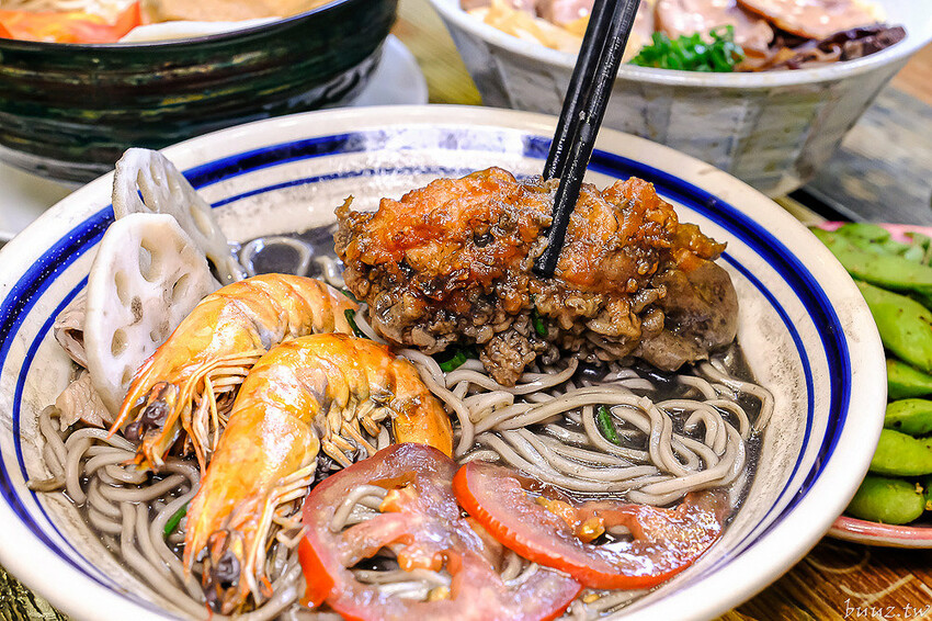 黑嚕嚕海陸拉麵，山禾堂人氣拉麵推新口味，日式叉燒肉吃到飽，淡麗鹽味叉燒雞肉雙主菜！