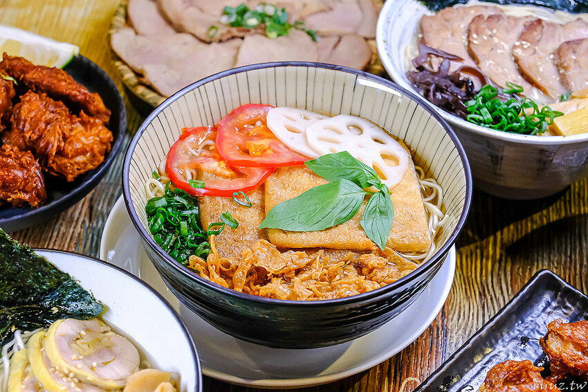 黑嚕嚕海陸拉麵，山禾堂人氣拉麵推新口味，日式叉燒肉吃到飽，淡麗鹽味叉燒雞肉雙主菜！