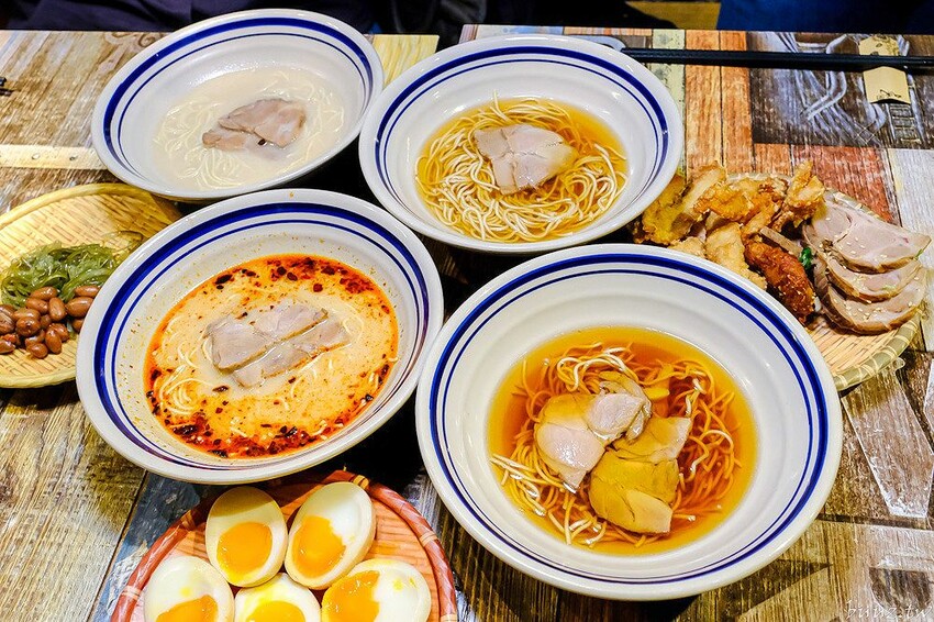 山禾堂拉麵吃到飽，滿滿叉燒糖心蛋拉麵，叉燒、炸雞、小菜配料任你點，不用起身吃飽吃滿有夠嗨！