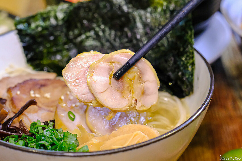 黑嚕嚕海陸拉麵，山禾堂人氣拉麵推新口味，日式叉燒肉吃到飽，淡麗鹽味叉燒雞肉雙主菜！