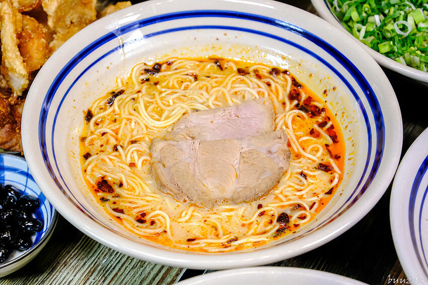 山禾堂拉麵吃到飽，滿滿叉燒糖心蛋拉麵，叉燒、炸雞、小菜配料任你點，不用起身吃飽吃滿有夠嗨！