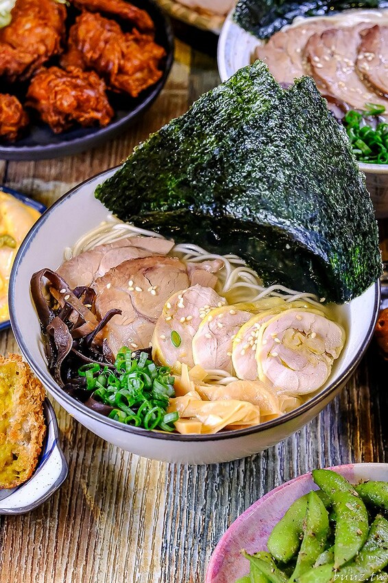 黑嚕嚕海陸拉麵，山禾堂人氣拉麵推新口味，日式叉燒肉吃到飽，淡麗鹽味叉燒雞肉雙主菜！