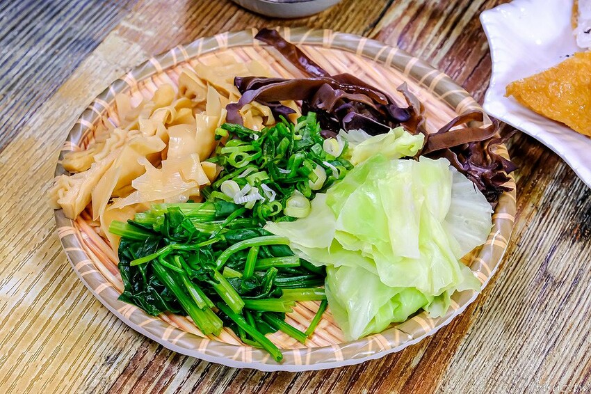 山禾堂拉麵吃到飽，滿滿叉燒糖心蛋拉麵，叉燒、炸雞、小菜配料任你點，不用起身吃飽吃滿有夠嗨！