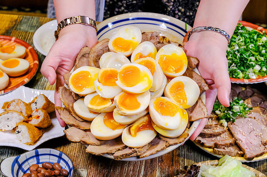 山禾堂拉麵吃到飽，滿滿叉燒糖心蛋拉麵，叉燒、炸雞、小菜配料任你點，不用起身吃飽吃滿有夠嗨！