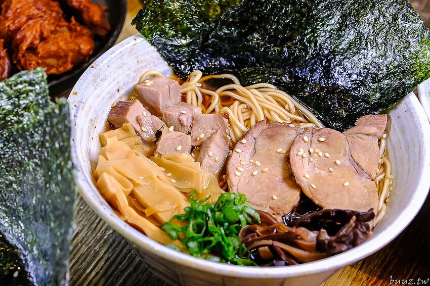 黑嚕嚕海陸拉麵，山禾堂人氣拉麵推新口味，日式叉燒肉吃到飽，淡麗鹽味叉燒雞肉雙主菜！