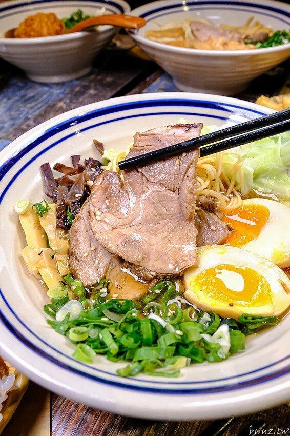 山禾堂拉麵吃到飽，滿滿叉燒糖心蛋拉麵，叉燒、炸雞、小菜配料任你點，不用起身吃飽吃滿有夠嗨！