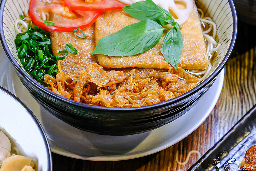 黑嚕嚕海陸拉麵，山禾堂人氣拉麵推新口味，日式叉燒肉吃到飽，淡麗鹽味叉燒雞肉雙主菜！