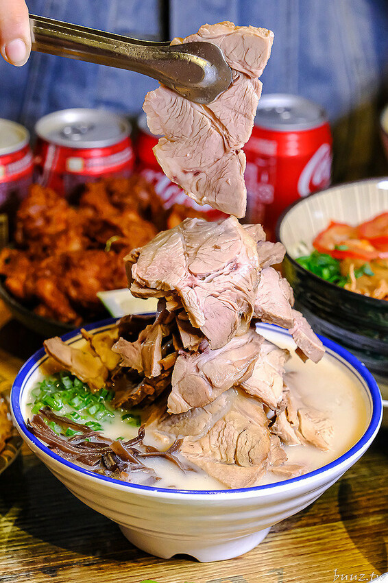 黑嚕嚕海陸拉麵，山禾堂人氣拉麵推新口味，日式叉燒肉吃到飽，淡麗鹽味叉燒雞肉雙主菜！