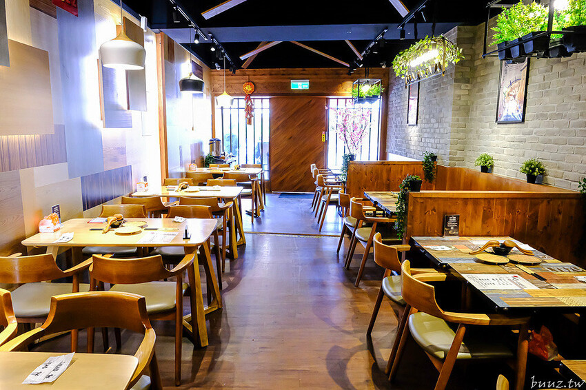 山禾堂拉麵吃到飽，滿滿叉燒糖心蛋拉麵，叉燒、炸雞、小菜配料任你點，不用起身吃飽吃滿有夠嗨！