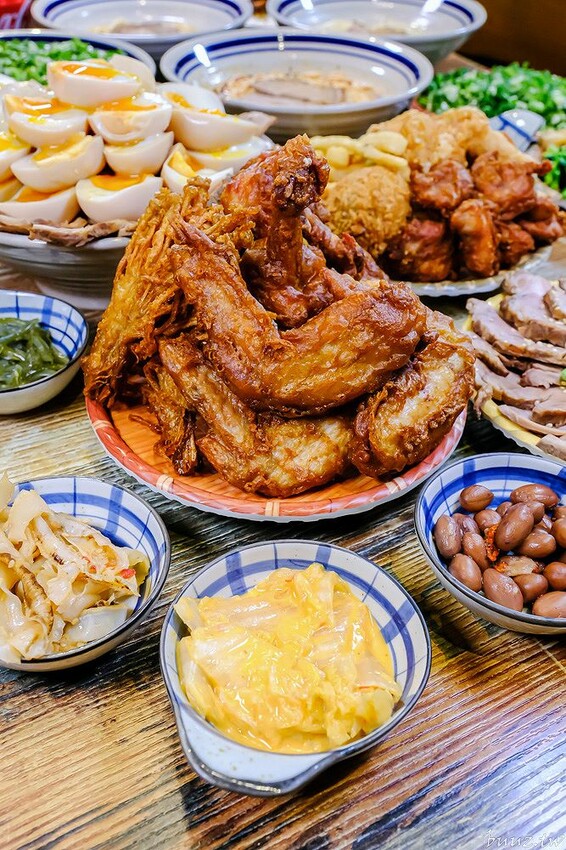 山禾堂拉麵吃到飽，滿滿叉燒糖心蛋拉麵，叉燒、炸雞、小菜配料任你點，不用起身吃飽吃滿有夠嗨！