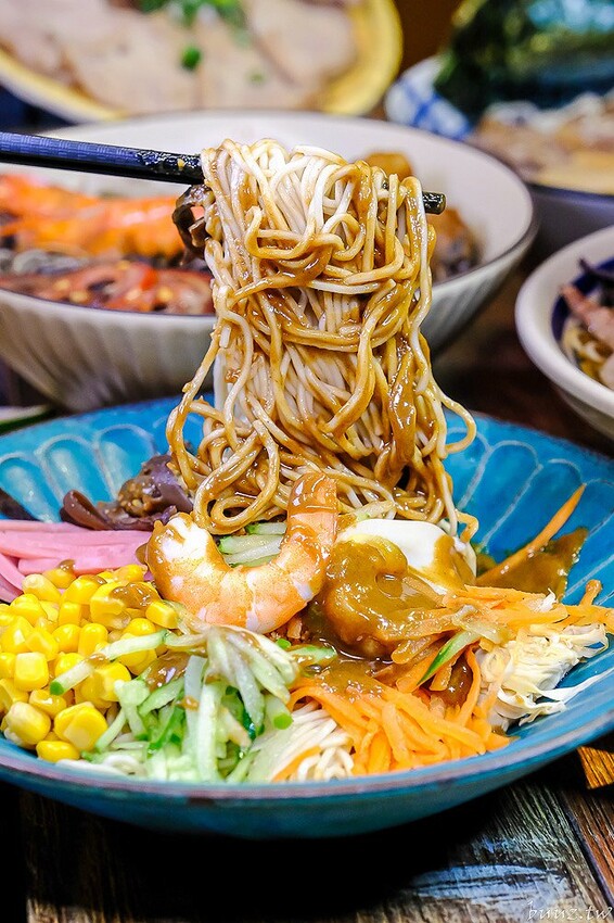 黑嚕嚕海陸拉麵，山禾堂人氣拉麵推新口味，日式叉燒肉吃到飽，淡麗鹽味叉燒雞肉雙主菜！