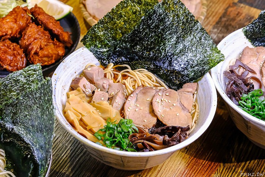 黑嚕嚕海陸拉麵，山禾堂人氣拉麵推新口味，日式叉燒肉吃到飽，淡麗鹽味叉燒雞肉雙主菜！