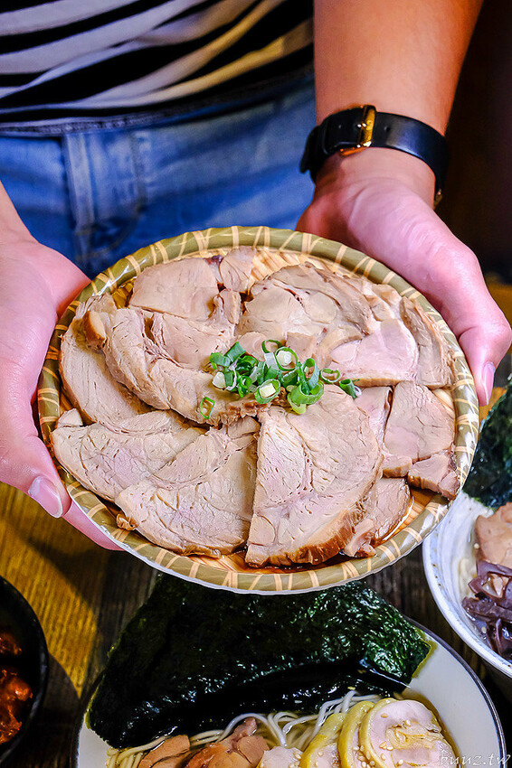 黑嚕嚕海陸拉麵，山禾堂人氣拉麵推新口味，日式叉燒肉吃到飽，淡麗鹽味叉燒雞肉雙主菜！