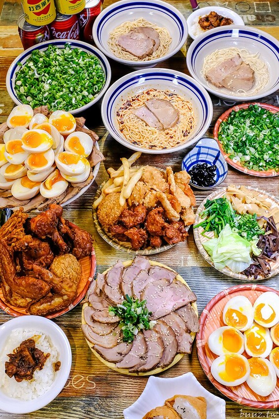 山禾堂拉麵吃到飽，滿滿叉燒糖心蛋拉麵，叉燒、炸雞、小菜配料任你點，不用起身吃飽吃滿有夠嗨！