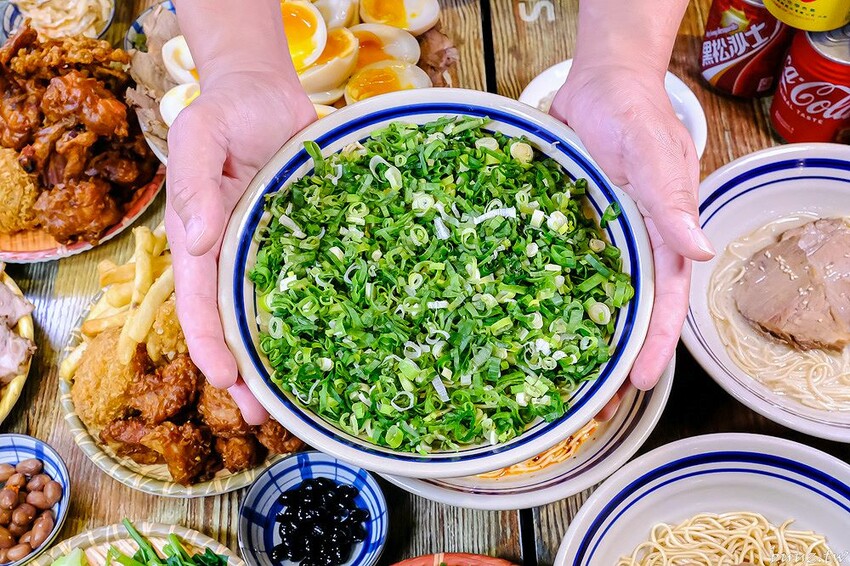 山禾堂拉麵吃到飽，滿滿叉燒糖心蛋拉麵，叉燒、炸雞、小菜配料任你點，不用起身吃飽吃滿有夠嗨！