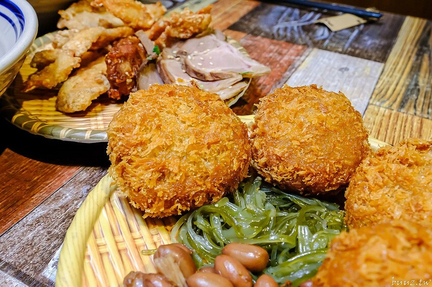 山禾堂拉麵吃到飽，滿滿叉燒糖心蛋拉麵，叉燒、炸雞、小菜配料任你點，不用起身吃飽吃滿有夠嗨！